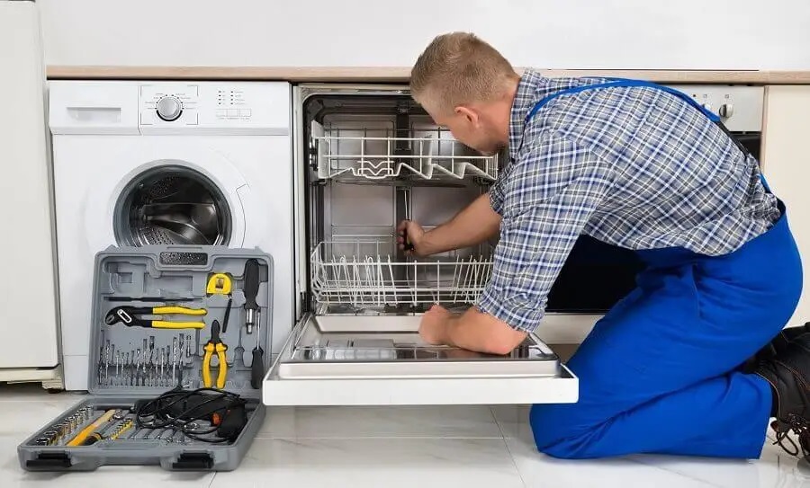 Kalecik Hitachi servisi teknisyen ekibi beyaz eşya tamiri yaparken